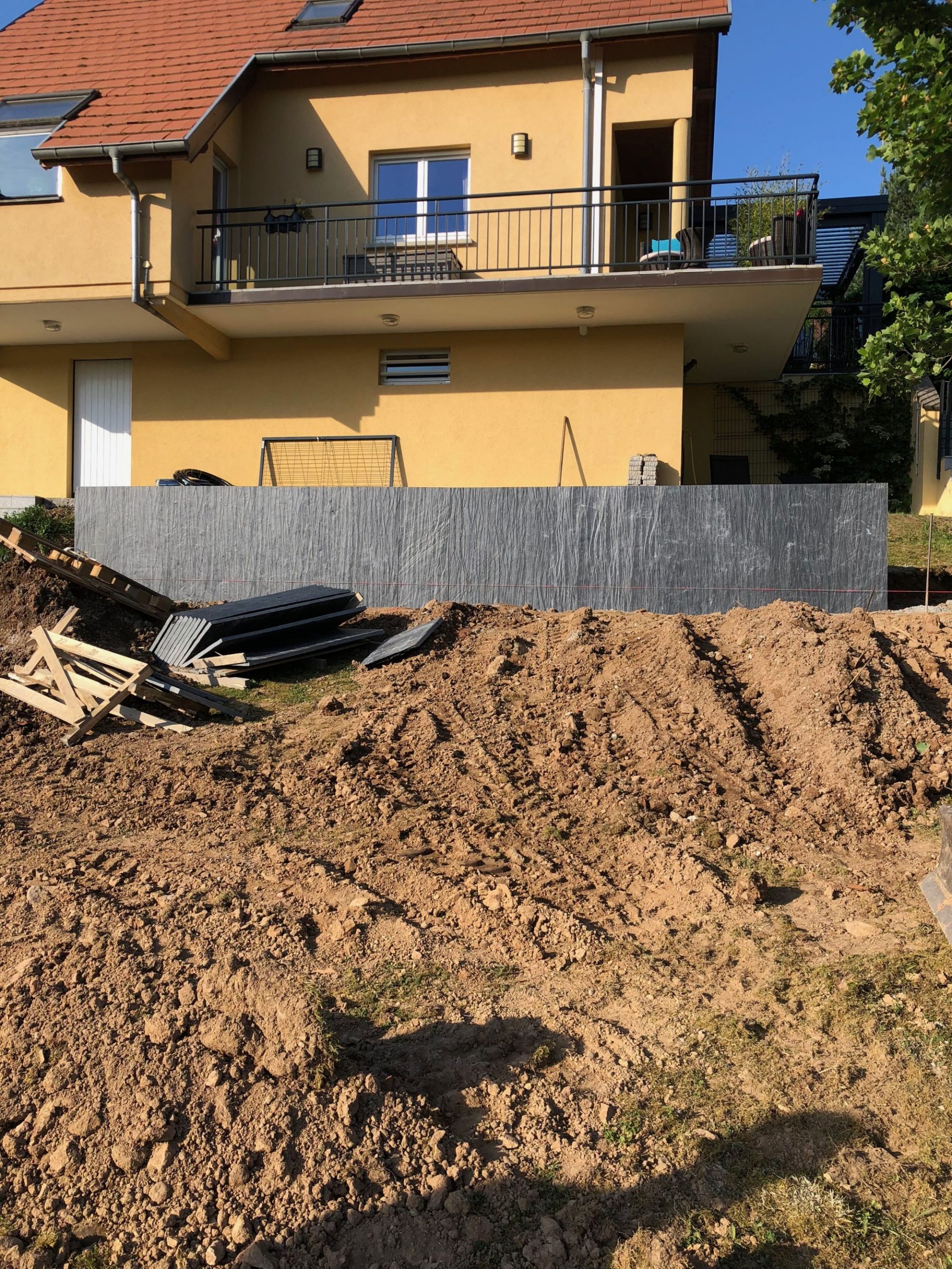 Création d&#8217;une piscine à Ottrott Terrassement , mur de soutènement, pose de palissades ardoises Ostwald