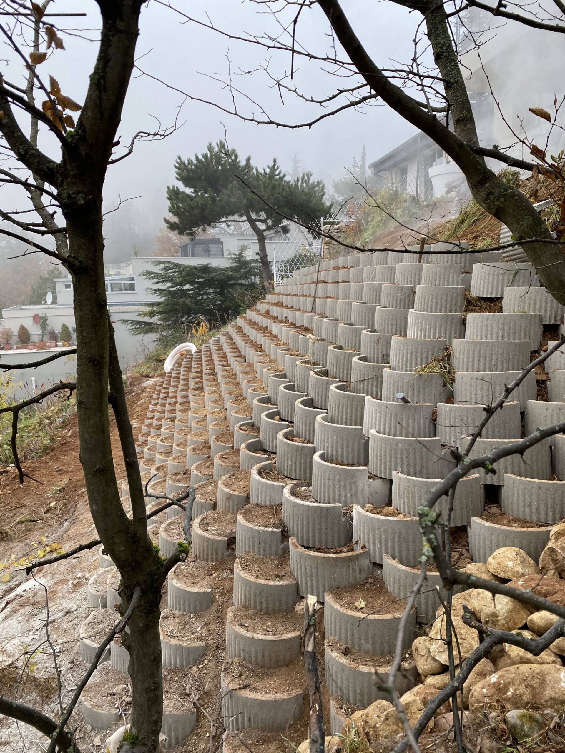 Chantier Obernai accès très difficile / création d&#8217;un pont pour le matériel / Création d&#8217;un mur de soutennement en taluflor (bac à fleurs) Lingolsheim