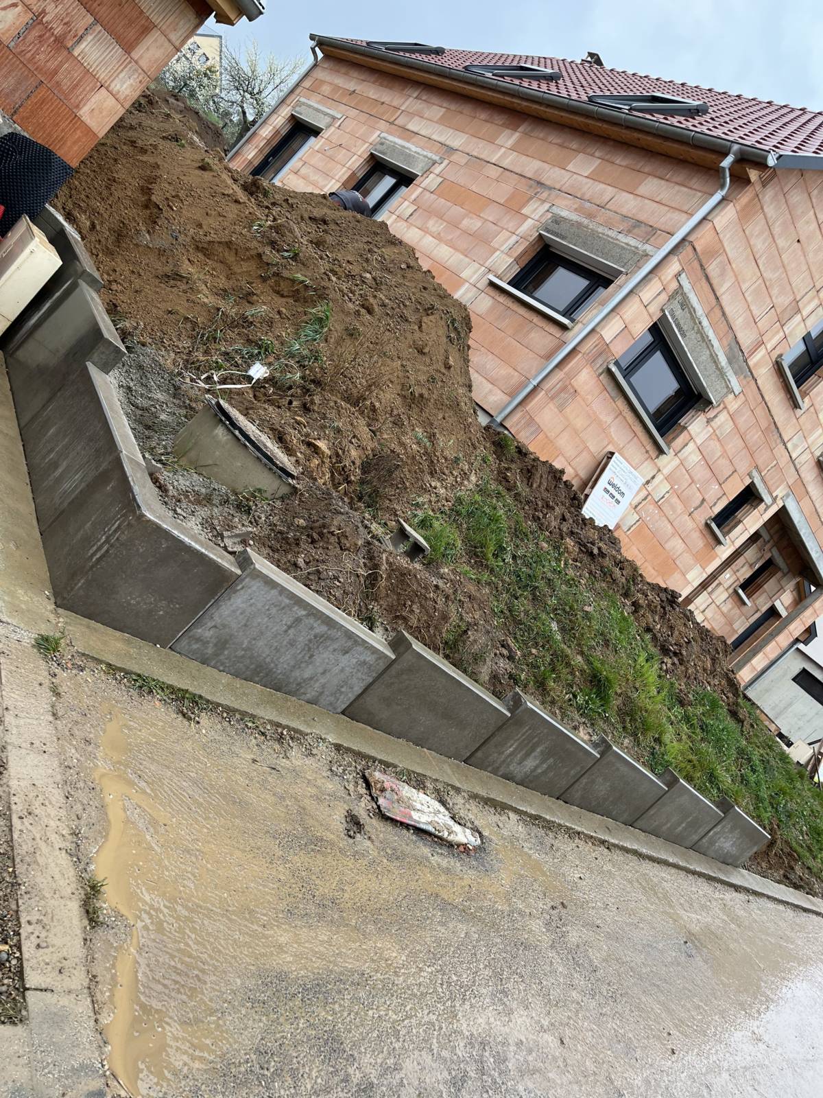 Rosheim : terrassement , pose de mur en L, pose de grillage, dalle béton, création de murs maçonnés, et dalle sur plot Lingolsheim 4