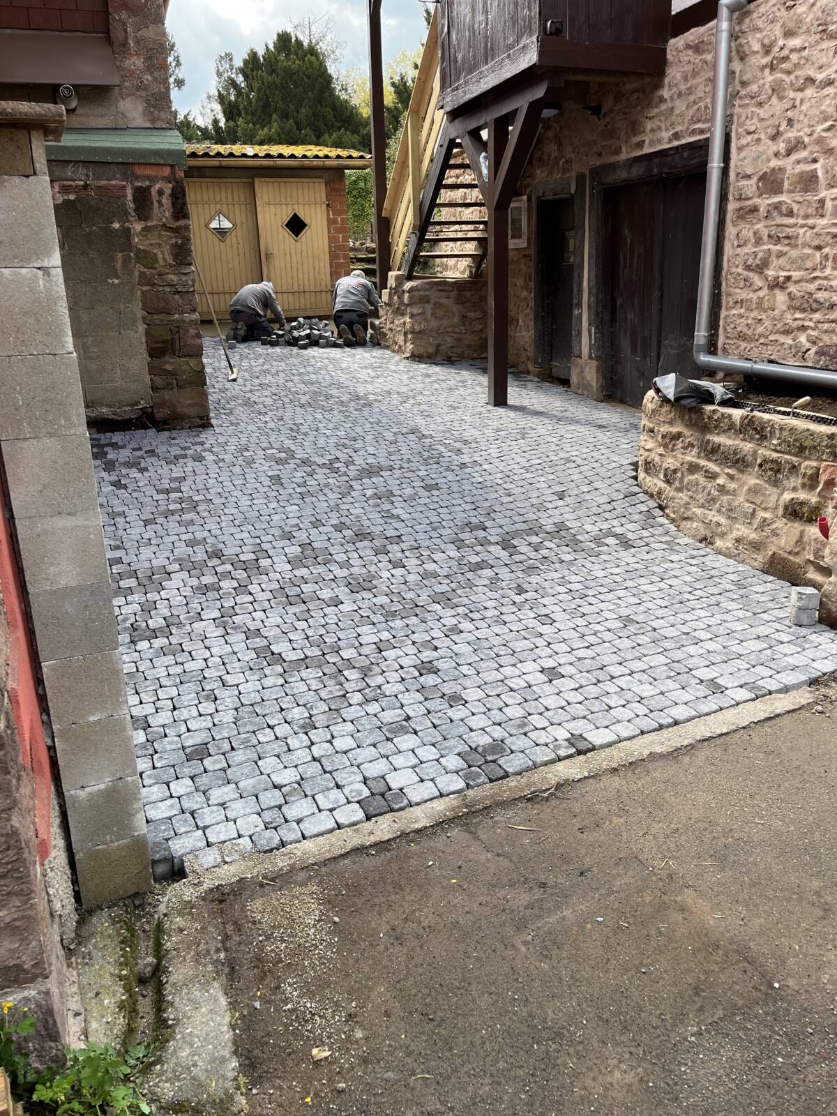 Chantier à Ottrott : terrassement / pavage / granit / bordure / caniveau / assainissement Strasbourg